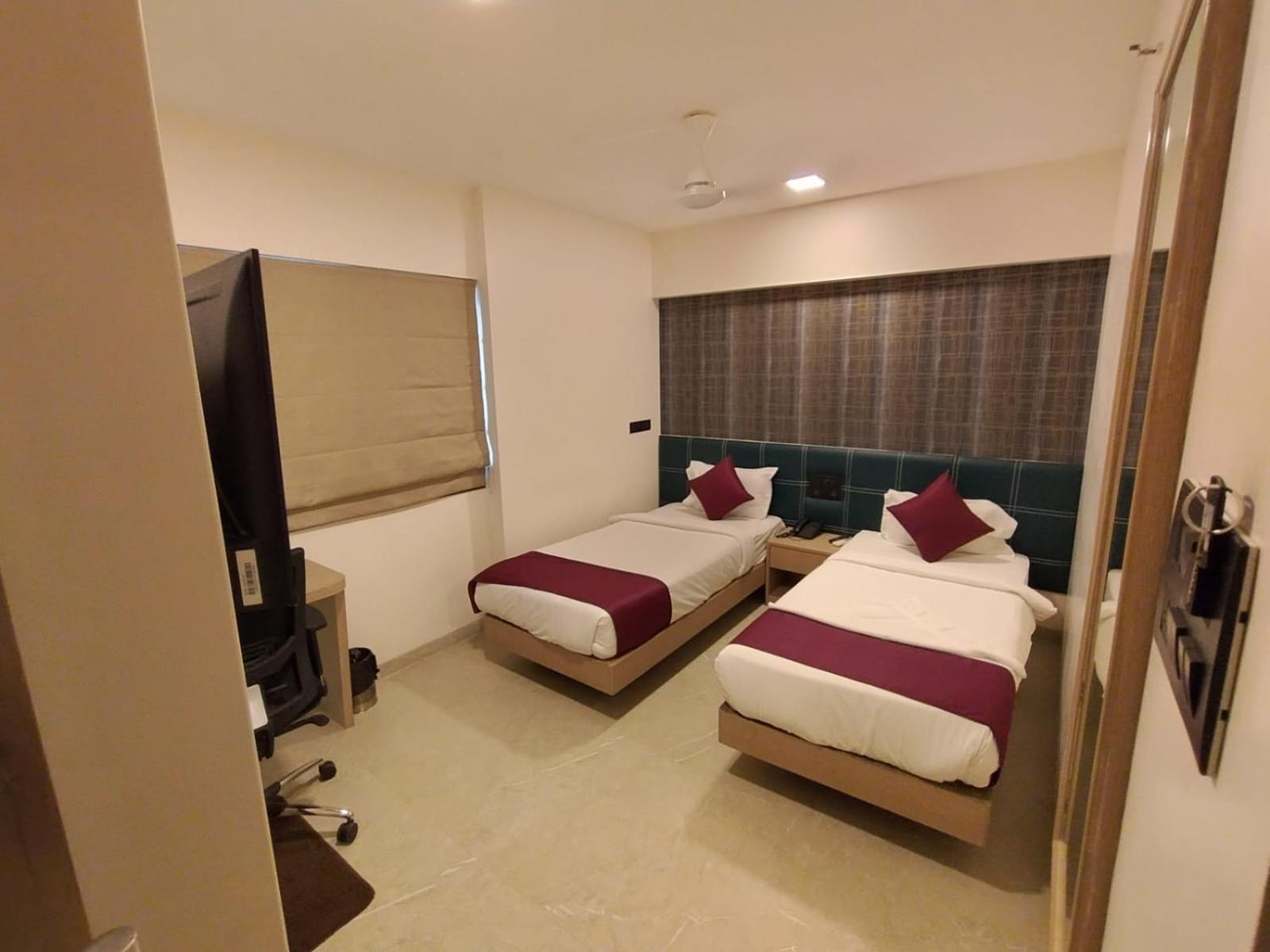 J Hotel And Banquets 孟买 外观 照片