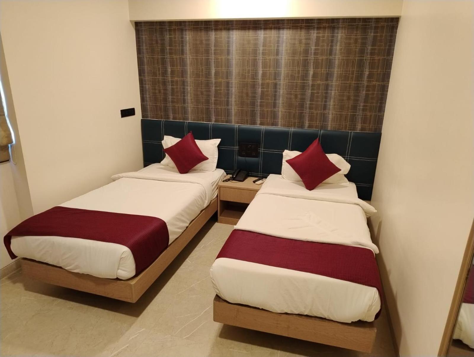 J Hotel And Banquets 孟买 外观 照片