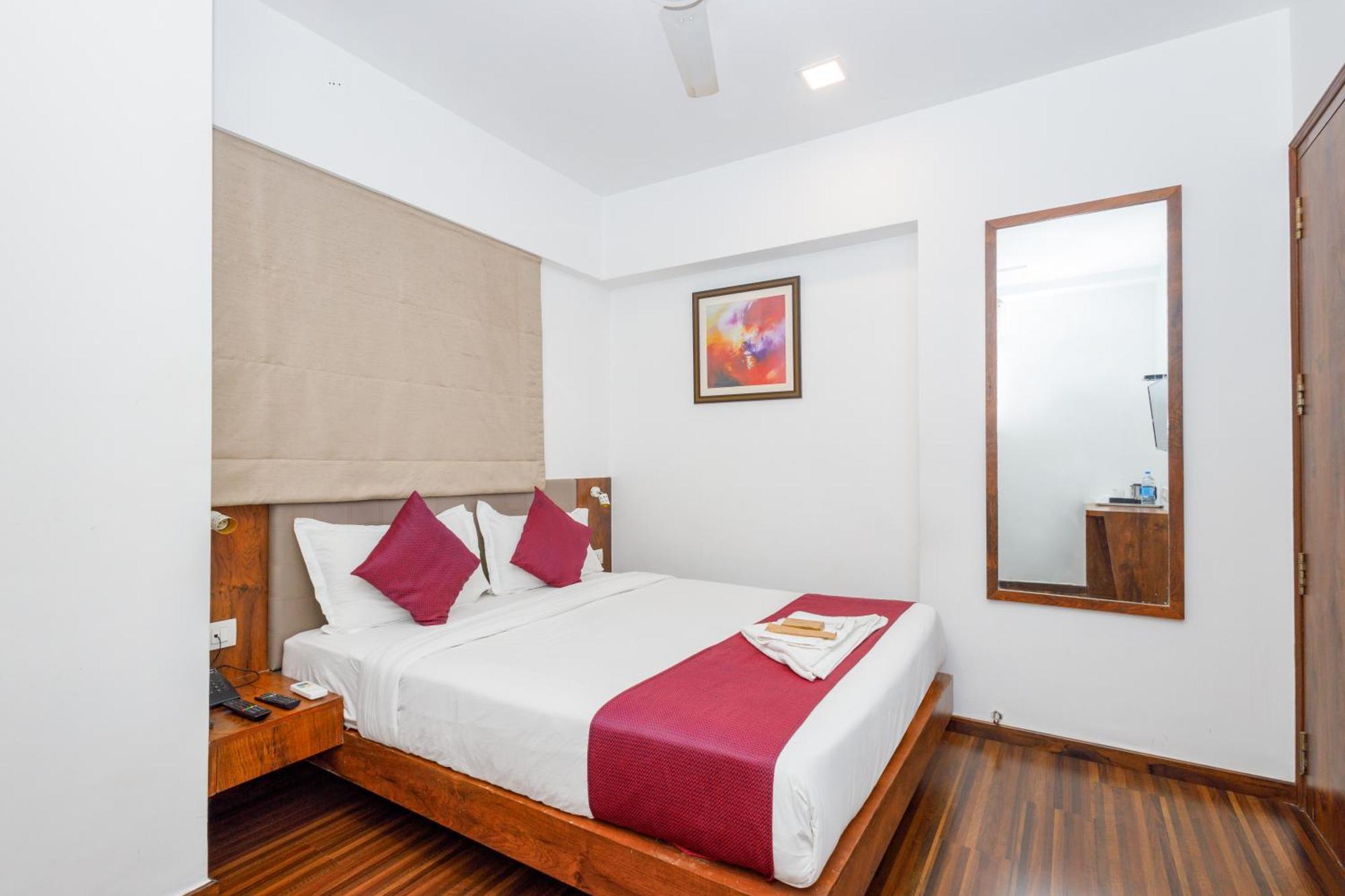 J Hotel And Banquets 孟买 外观 照片