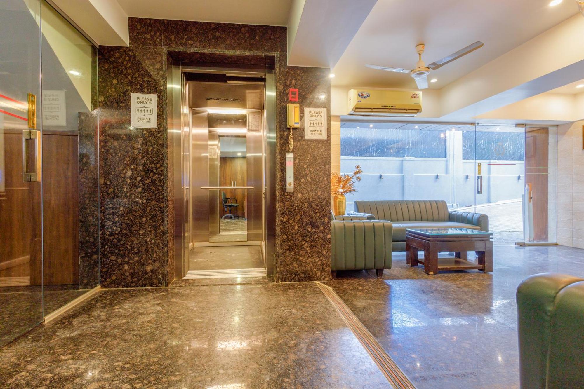J Hotel And Banquets 孟买 外观 照片