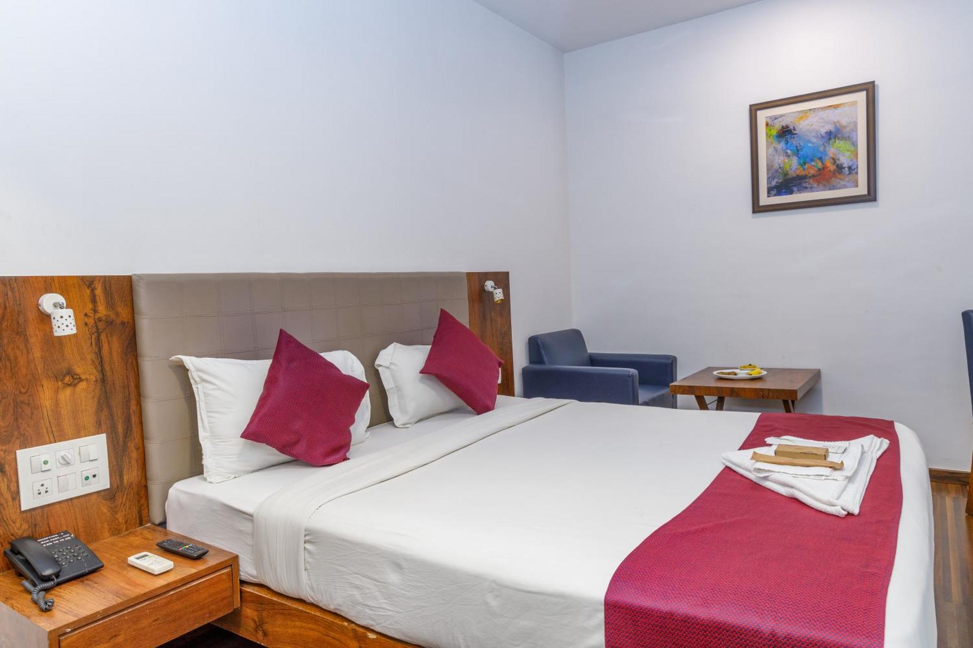 J Hotel And Banquets 孟买 外观 照片